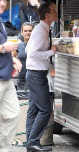 组图：电影《顾问》片场 法斯宾德西装耍帅