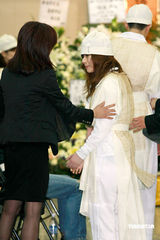 高清：已故艺人陈鸿烈设灵 蔡少芬佘诗曼素颜现身