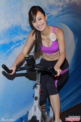 组图：候选港姐跑步抖胸 踏单车俯身秀乳沟