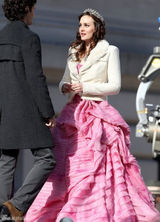 组图：《绯闻女孩》片场莉顿-梅斯特上演吻戏