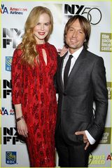 组图：基德曼携夫出席新片首映 红裙亮相尽显高贵