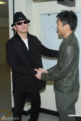 组图：众星为慈善活动献唱 张智霖黄耀明领衔出席