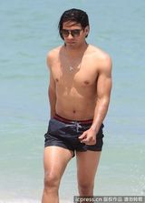 组图：球星法尔考海中爱抚娇妻 舔肚脐极度高调