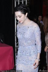 组图：范冰冰透视裙亮相 跪椅热聊显丰满臀部