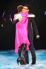 高清图：郑秀文个唱第五场与梁咏琪激情热吻