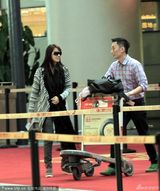 组图：伊能静与经纪人绯闻升级 亲密热聊调笑