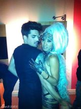 组图：兰伯特维也纳献唱 孔雀装妖娆异域风情