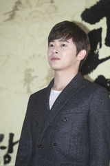 独家高清：《观相》试映 李钟硕嘟嘴比V卖萌