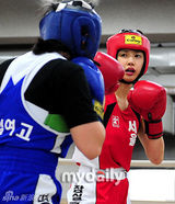 组图：韩女演员李诗英参加女子拳击比赛获胜