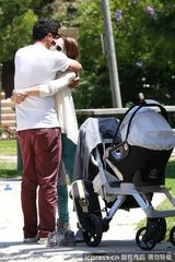 组图：杰西卡-阿尔芭全家野餐 女儿勾脖倒地表情囧