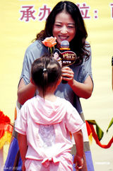 组图：周海媚活动现场舞剑秀武术 当众擦汗补妆