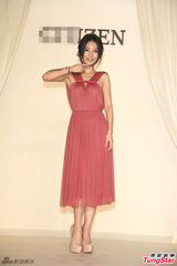 组图：Hebe红色裸背纱裙出镜 舞动裙摆明媚动人