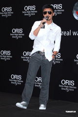 组图：谢霆锋出席活动 摘墨镜拍照大展亲和力