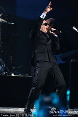 组图：光头电音叔Pitbull艳福不浅 与众辣妹热舞