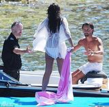 组图：F1总裁千金大婚奢靡派对 吻同性入水走光