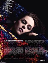 组图：克里斯汀-斯图尔特柔美范儿登杂志秀腿