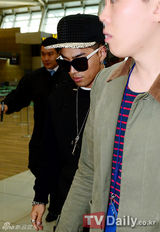 组图：韩团BigBang赴新加坡开唱 TOP带伤亮相