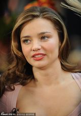 组图：米兰达低胸露事业线 扳腿秀软功贴男主持