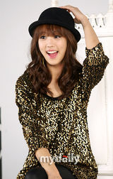 组图：韩女星徐孝明拍个人写真 大卷发俏皮可爱