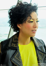 高清组图：郑秀文服饰搭配 荧光黄短裙搭黑靴