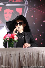 高清图：GD格格巫造型台北造势 笑称拄拐帅