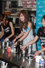 组图：傅颖低胸裙亮相 现场做蛋糕大秀事业线