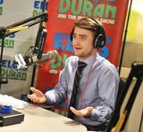 组图：丹尼尔做客节目与粉丝爆笑互动乐开怀