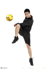 组图：何晟铭鬼马运动写真 古灵精怪喜感足