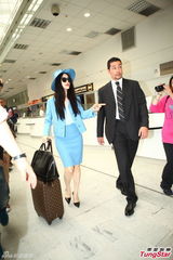 组图：范冰冰抵法国机场 蓝色套装造型突出