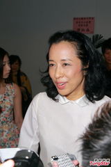 组图：朱玲玲办摄影作品参展 孙子不摆满月酒