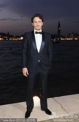 组图：麦当娜黑超黑裙尽展大姐大酷 助阵女性电影奖