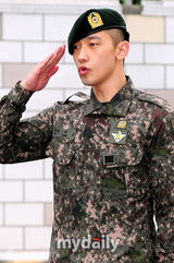 组图：韩星Rain正式退役 帅气行军礼湿眼眶