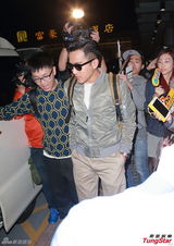 组图：杨幂围巾遮掩小腹 与刘恺威同避怀孕话题