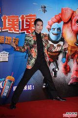 组图：萧敬腾亮相首映会 花西装惹眼抢镜