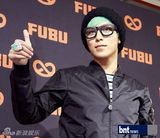 组图：Bigbang成员TOP点亮某牛仔品牌宣传活动