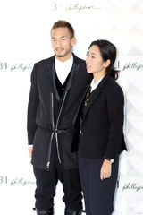 组图：马艳丽爱戴捧场时装秀 偶遇球星中田英寿