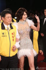 组图：性感女星亮相金马红毯 胸前贴钻秀美腿