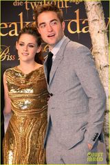 组图：《暮4》柏林首映 斯图尔特金色长裙美腿隐现