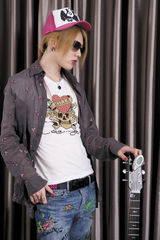 组图：雅Miyavi写真集锦 视觉系装扮华丽唯美