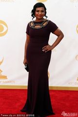 组图：《明迪烦事多》敏迪-卡灵亮相艾美红毯