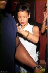 组图：蕾哈娜无袖衫配热裤娇艳现身