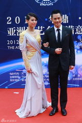 组图：郑嘉颖胡杏儿亮相华鼎红毯上演黑白配