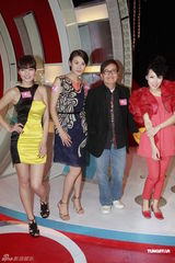 组图：蒙嘉慧为节目录影 与郑伊健共识不生小孩