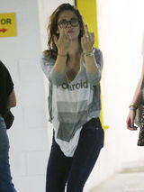 组图：暮光女分手后颓废现身 见狗仔双手竖中指