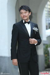 组图：张震大婚献吻娇妻 亲手为新娘提裙摆