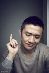 组图：黄志忠呆萌写真 荧幕硬汉频卖萌