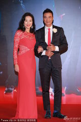 组图：群星亮相金像红毯 汤唯领衔众女星斗艳