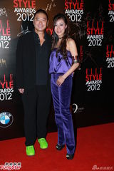 组图：阿Sa(蔡卓妍)笑指男友胸大要戴bra