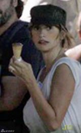 组图：佩内洛普克鲁兹幼子首曝光 吃冰淇淋逛街悠闲