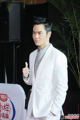 组图：榜中榜小贝贴面女主播 EXO-M西装俊朗